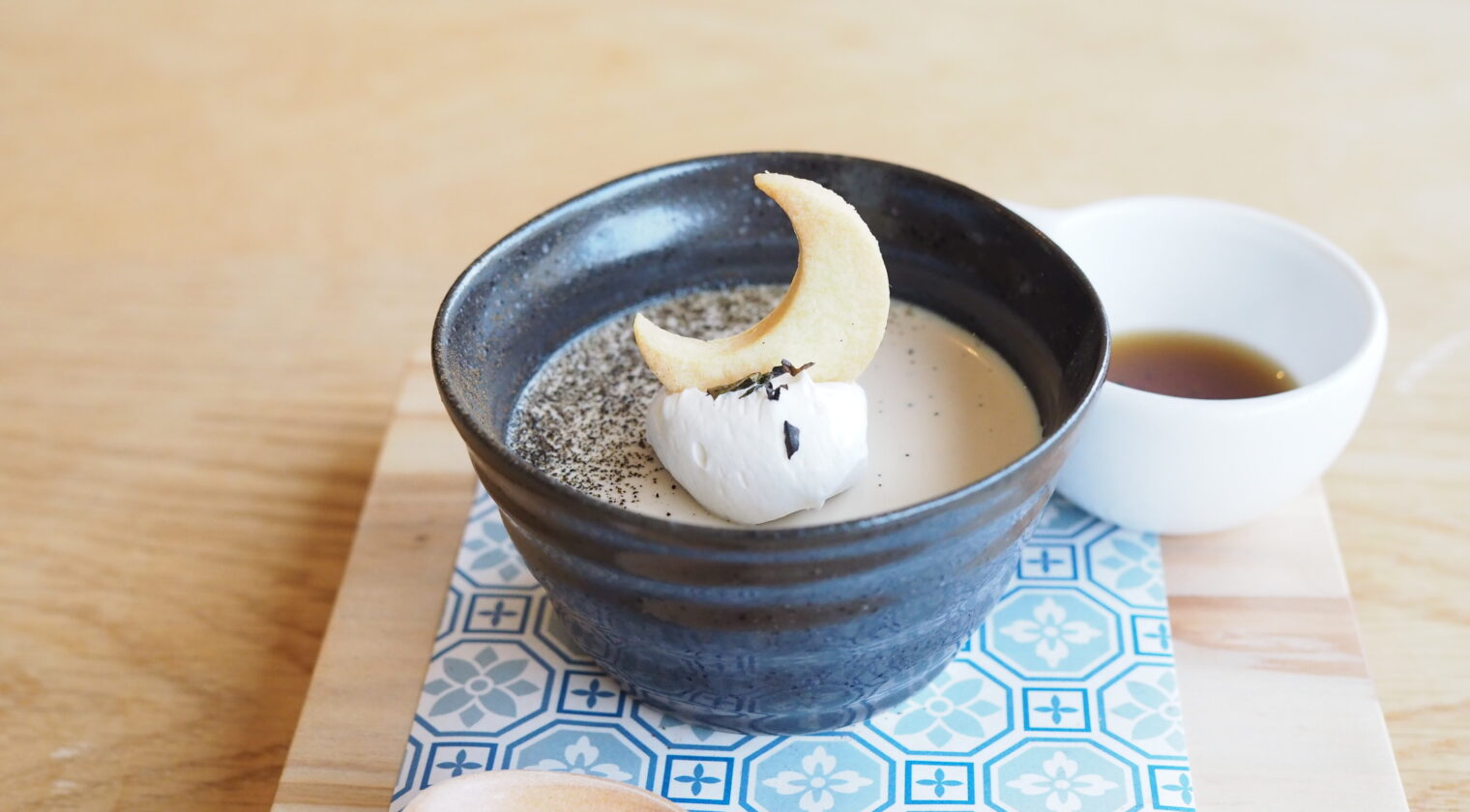 「三日月クッキーのほうじ茶プリン」