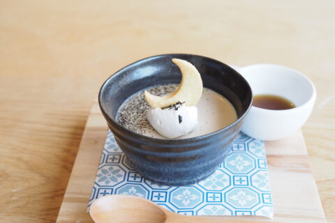 「三日月クッキーのほうじ茶プリン」